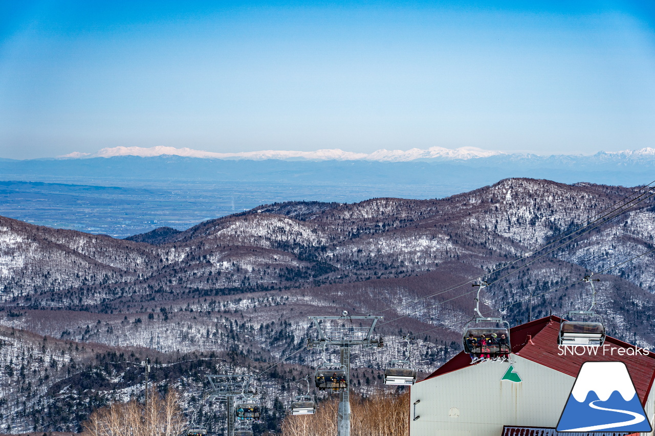 札幌国際スキー場｜ゴールデンウイーク初日も全コース滑走可能OK！！真っ白な雪と澄んだ青空 ＝ 絶好の春スキー＆スノーボード日和♪そして、日本海の彼方に、なんと利尻富士が見えた？！